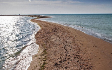 В Крыму суд приостановил добычу песка на Бакальской косе